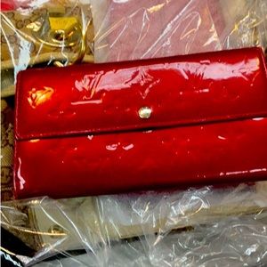 GREAT CONDITION LOUIS VUITTON RED VERNIS SARAH WALLET ♥️♥️♥️